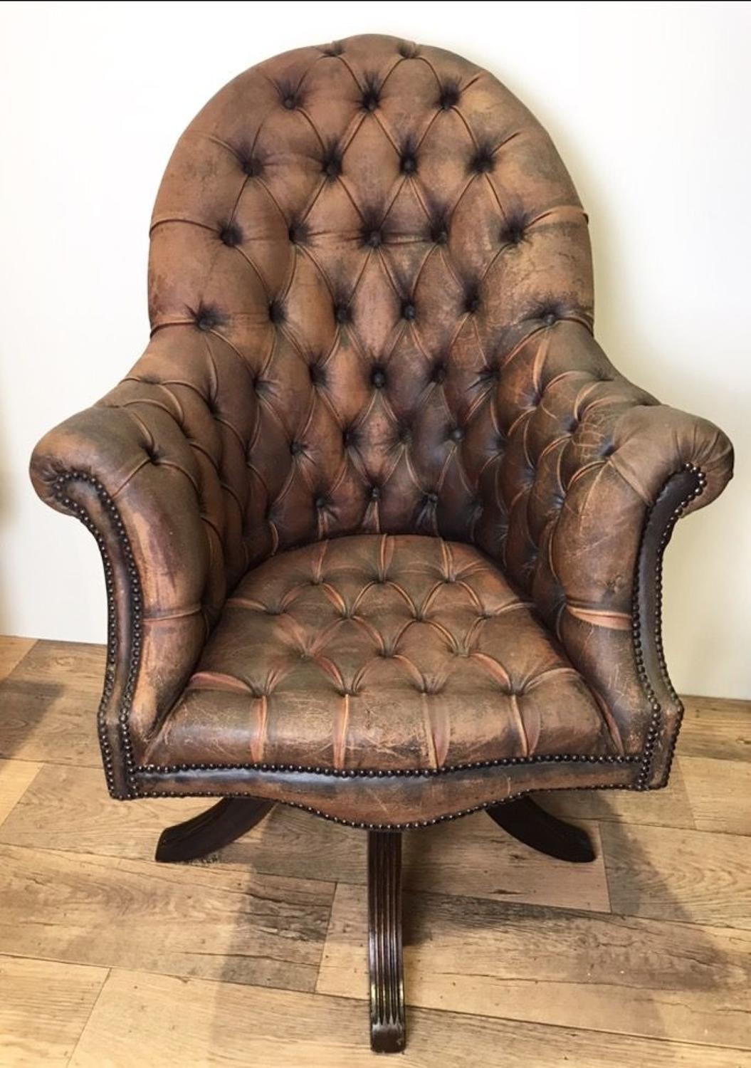 BUTTONED LEATHER SWIVEL CHAIR