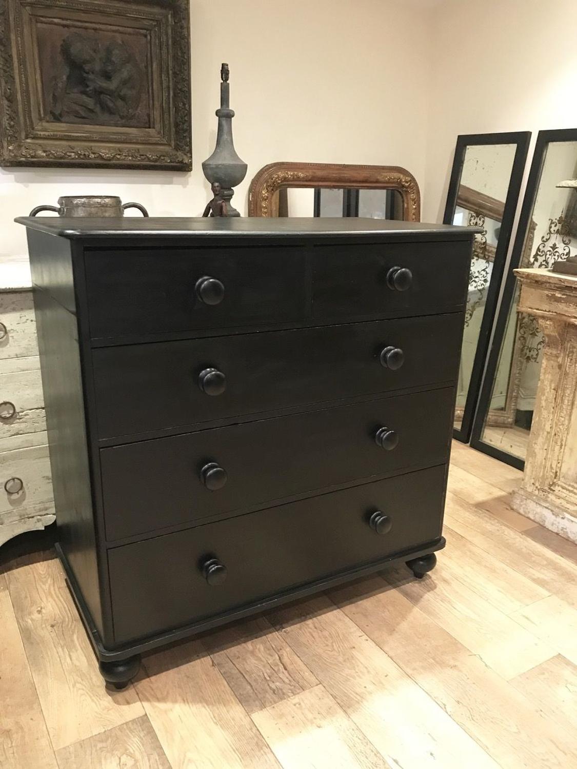 VICTORIAN CHEST OF DRAWERS