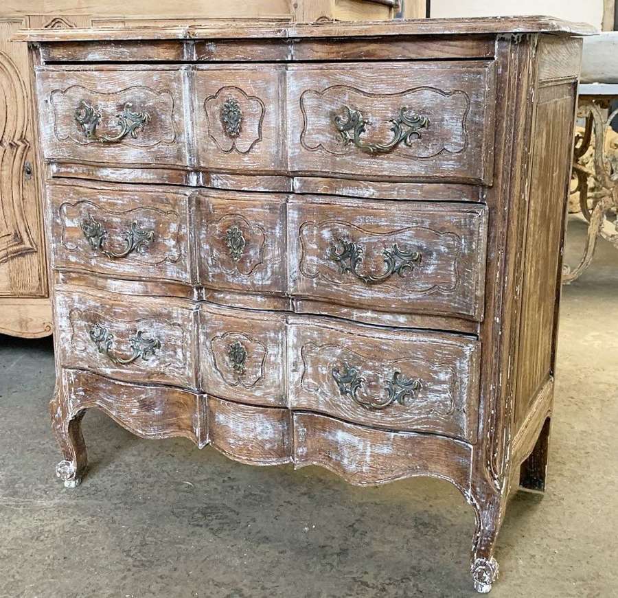 SMALL SERPENTINE CHEST OF DRAWERS